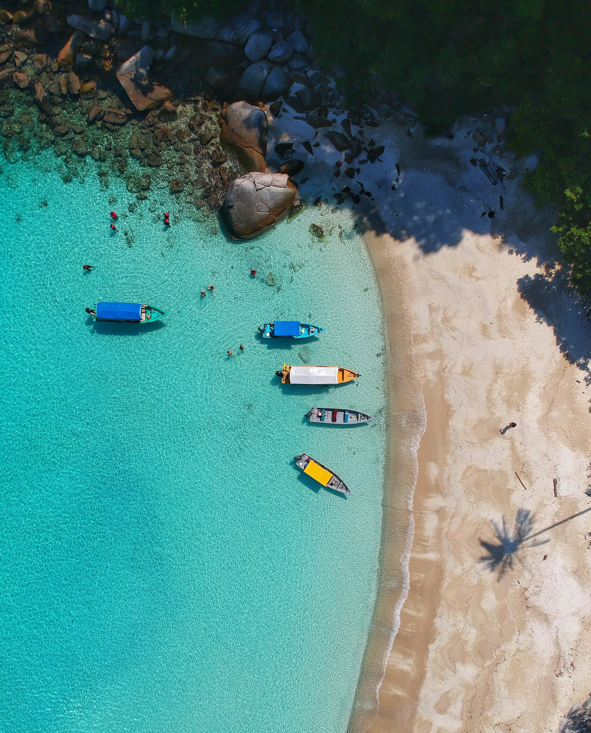 Unutulmaz Tatil Deneyiminiz Burada Başlıyor — gün batımında resort koyu